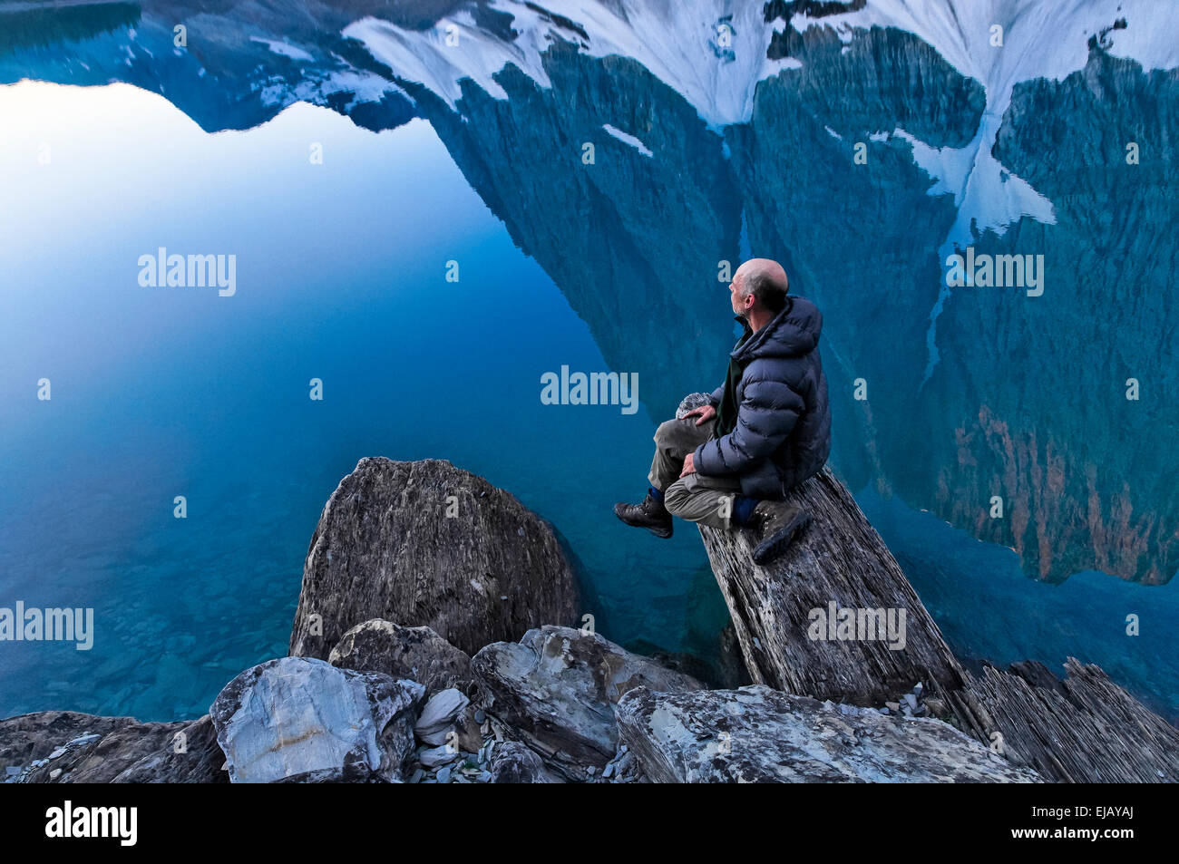 Man genießt die Ruhe des Morgens, Rockwall Floe See, Kootenay National Park, Britisch-Kolumbien, Kanada Stockfoto