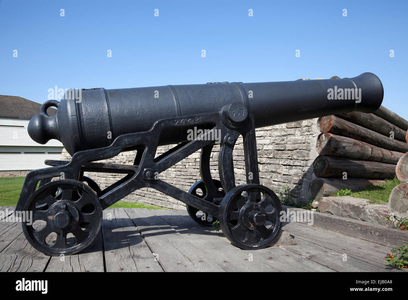 Britische 24-Pfünder-Kanone und Strukturen von Fort York, Toronto, Kanada Stockfoto