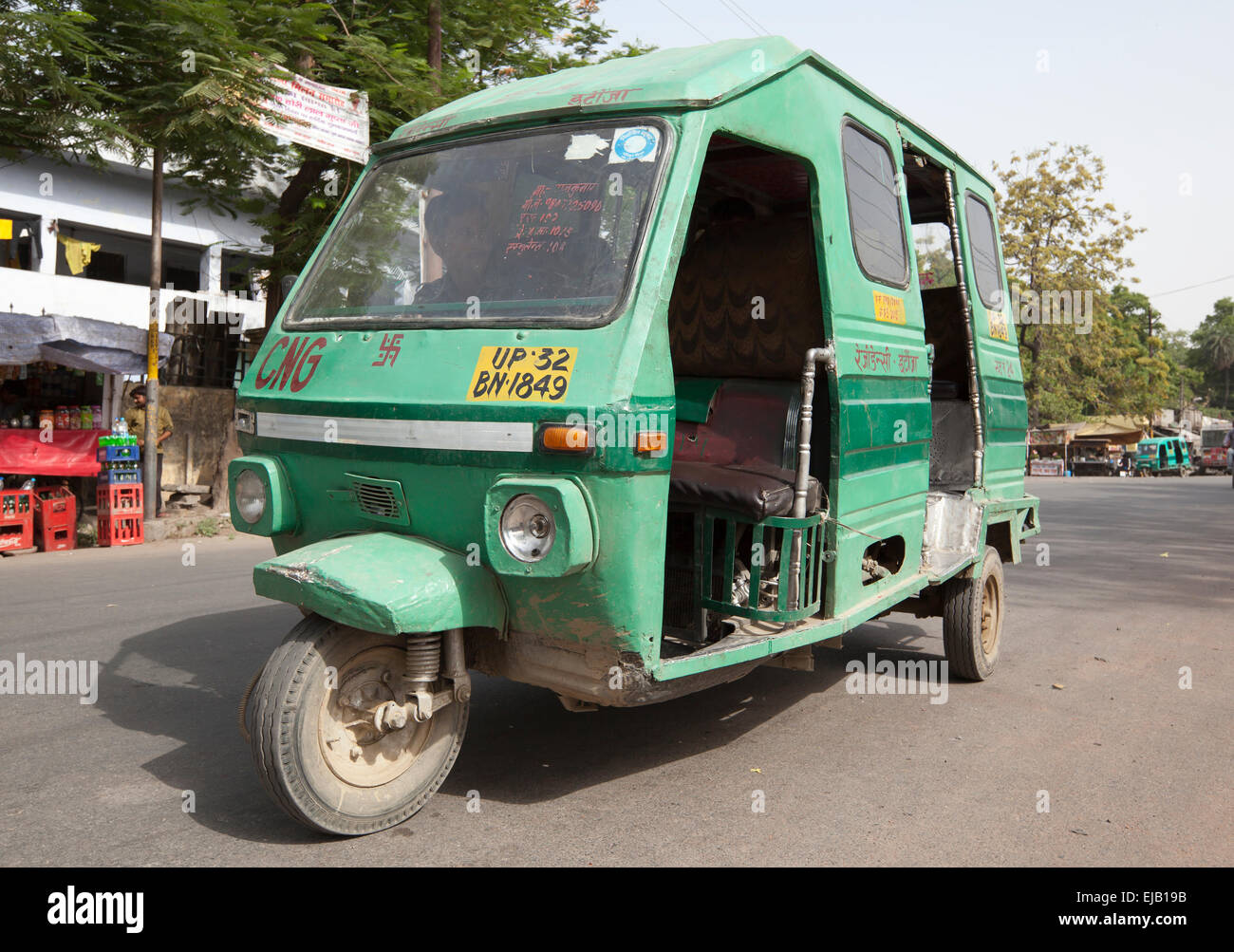 Dreirad Tempo Dreirad Taxi-Bus in Lucknow Stadtstraße, Uttar Pradesh, Indien Stockfoto