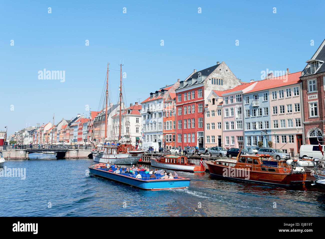 Boote mit Touristen in Nyhavn Kopenhagen Stockfoto