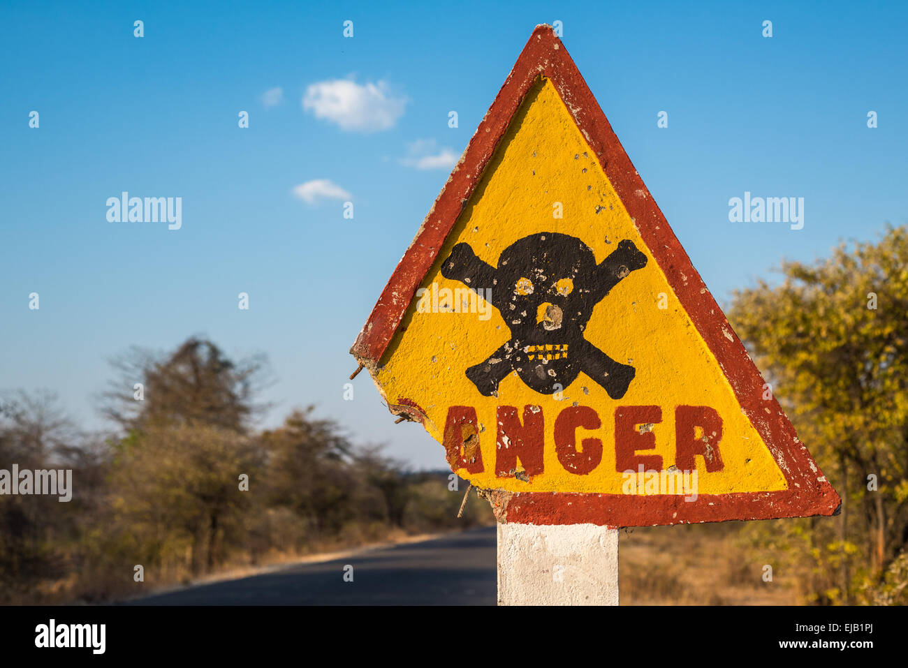 Gefahr-Straßenschild mit Totenkopf Stockfoto