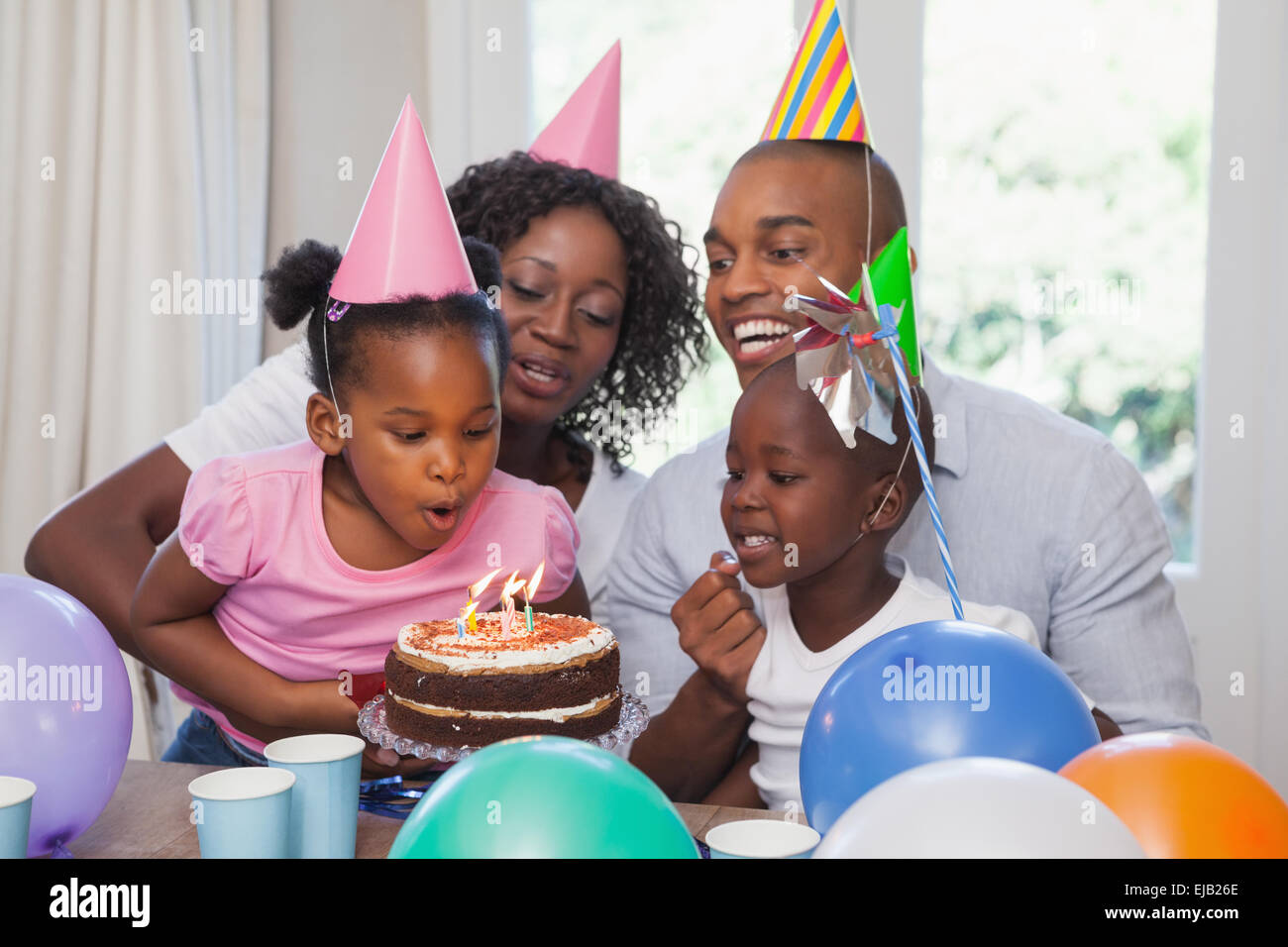 Glückliche Familie feiern Geburtstag Stockfoto