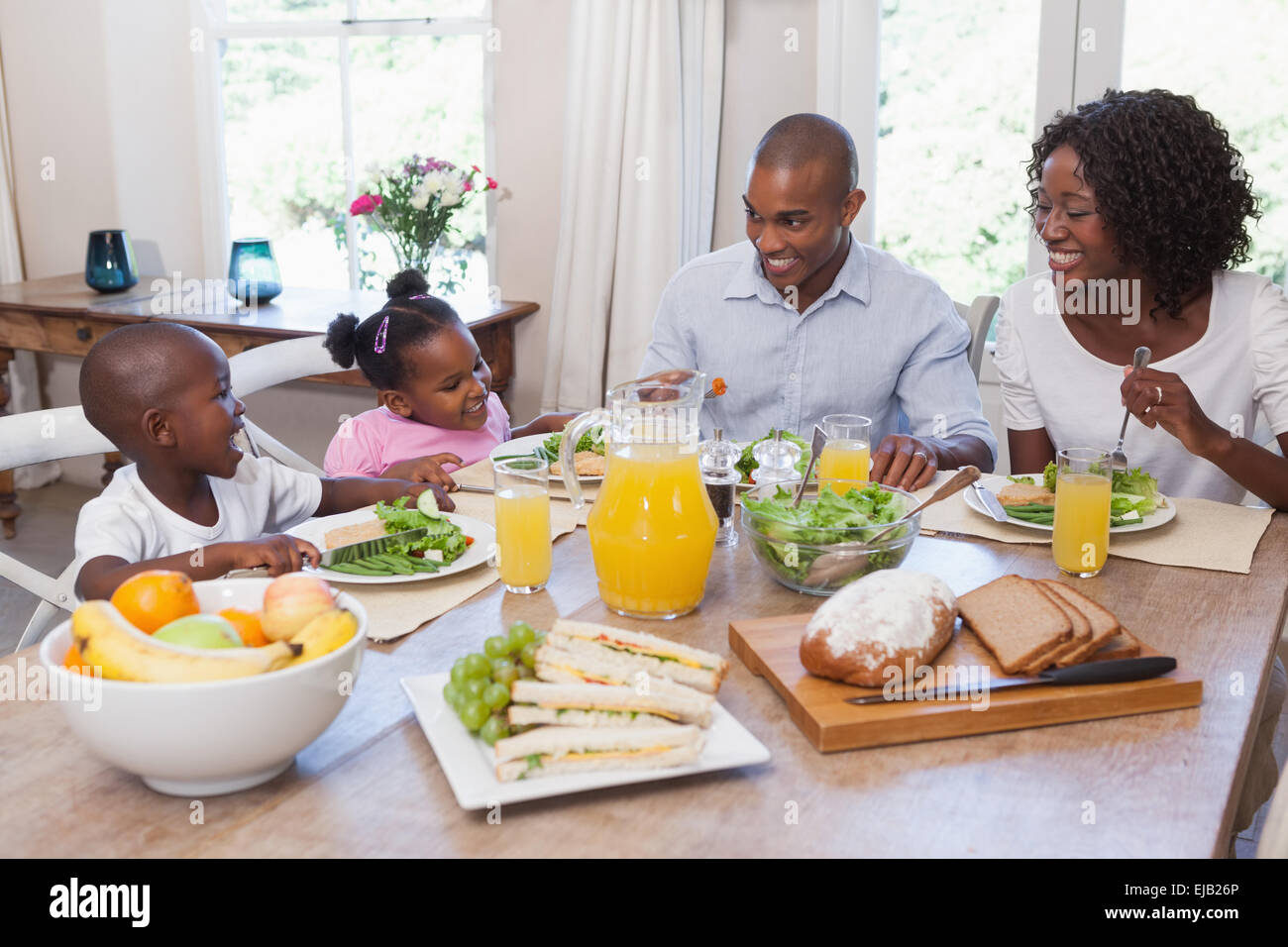 Glückliche Familie gemeinsamen Mittagessen Stockfoto