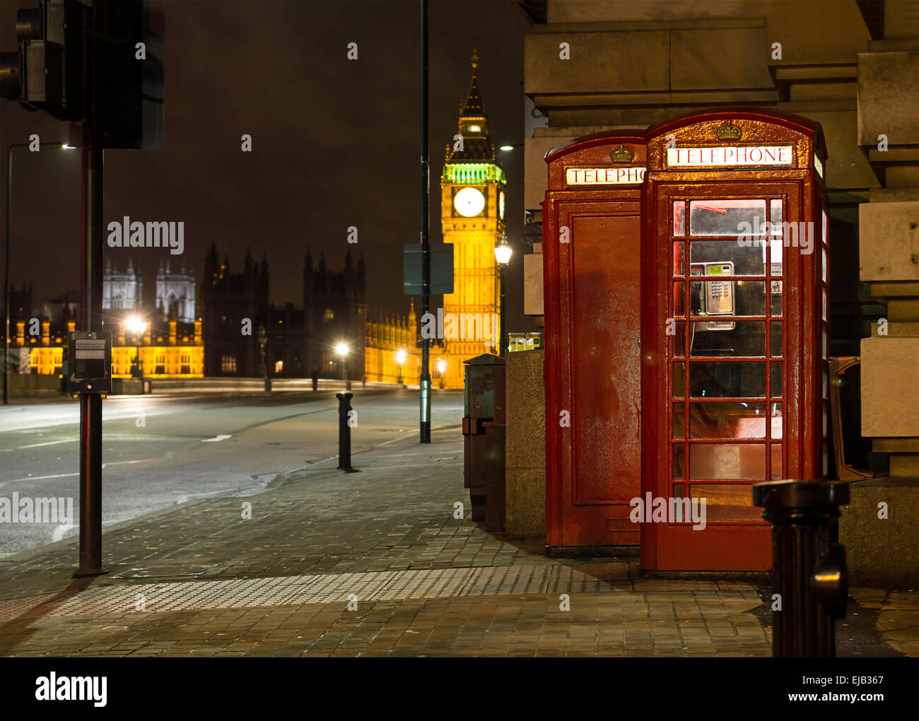 rote Telefonzelle London Big Ben Hintergrund bei Nacht Stockfoto
