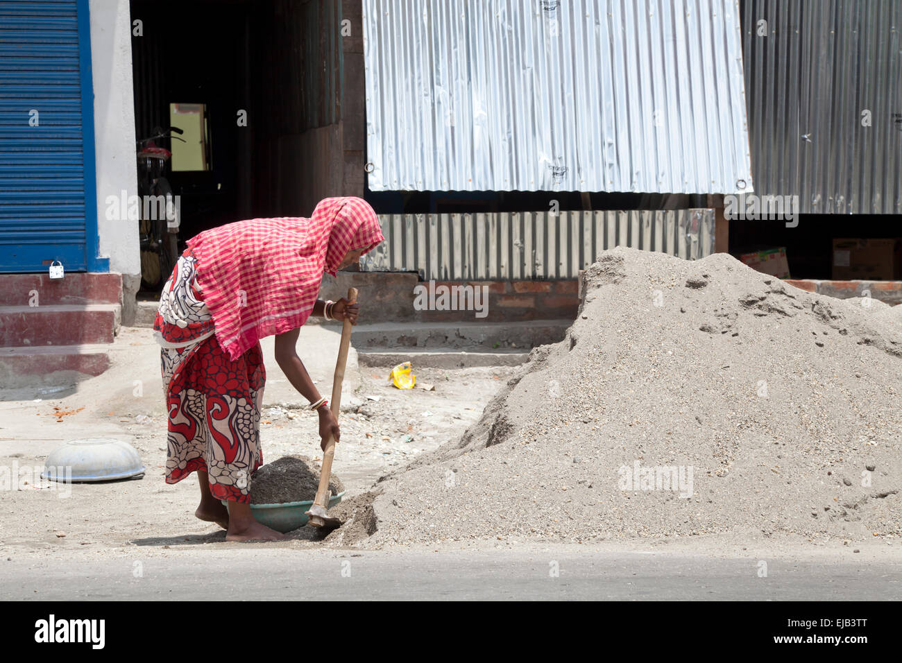 Frau Arbeiter Schaufeln Sand auf Baustelle, Westbengalen, Indien Stockfoto