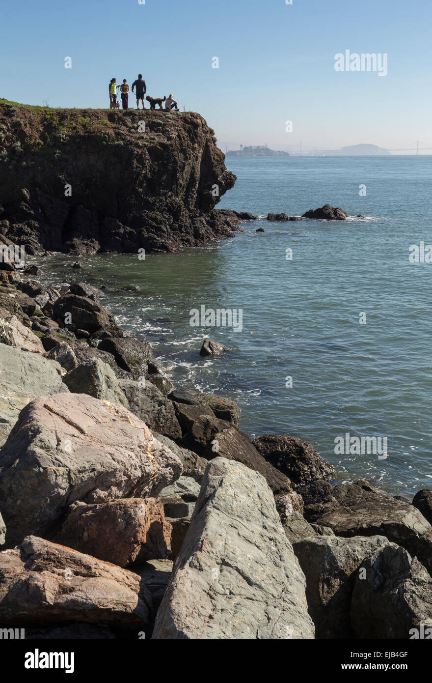 Menschen Touristen auf Punkt Cavallo übersehen Satterlee Breakwater am Fort Baker in Stadt Sausalito Marin County Kalifornien Stockfoto