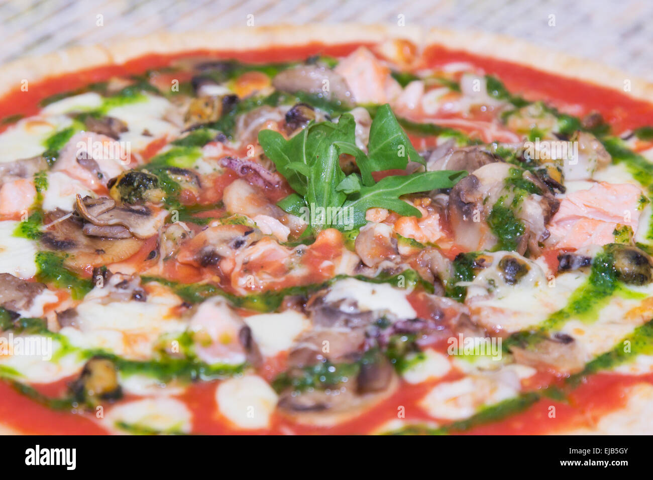 Pizza mit Muscheln in Tomatensauce Stockfoto