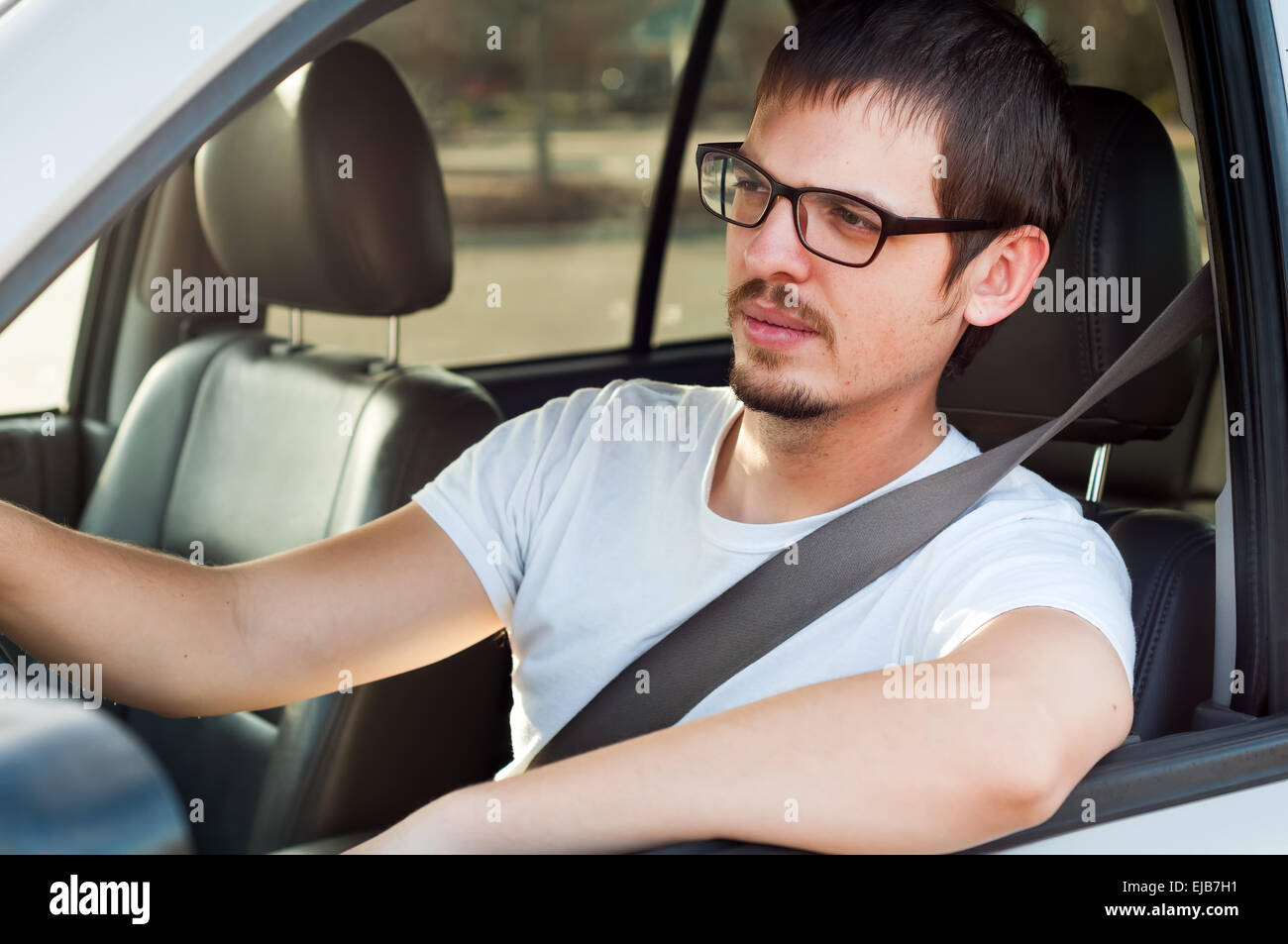 Männliche weiße guter Fahrer fahren sicher Stockfoto