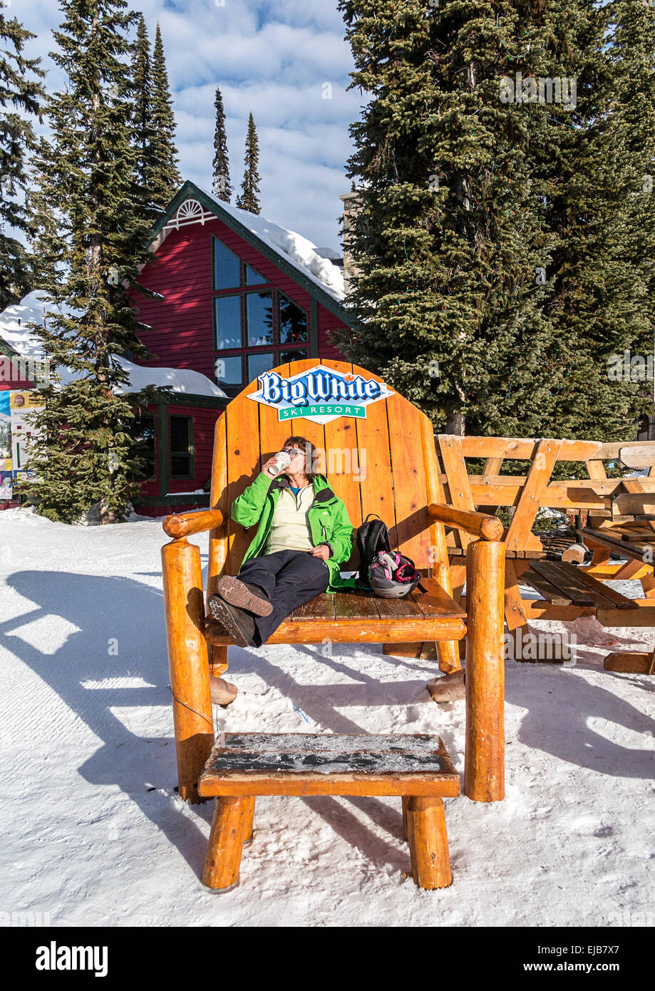 Frau Skifahrer hat einen Kaffee Ruck vor Kollision mit den Ski at Big White in British Columbia, Kanada Pisten. Stockfoto