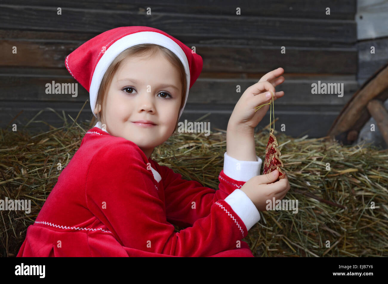 Glückliche kleine Mädchen in der Weihnachtszeit Stockfoto