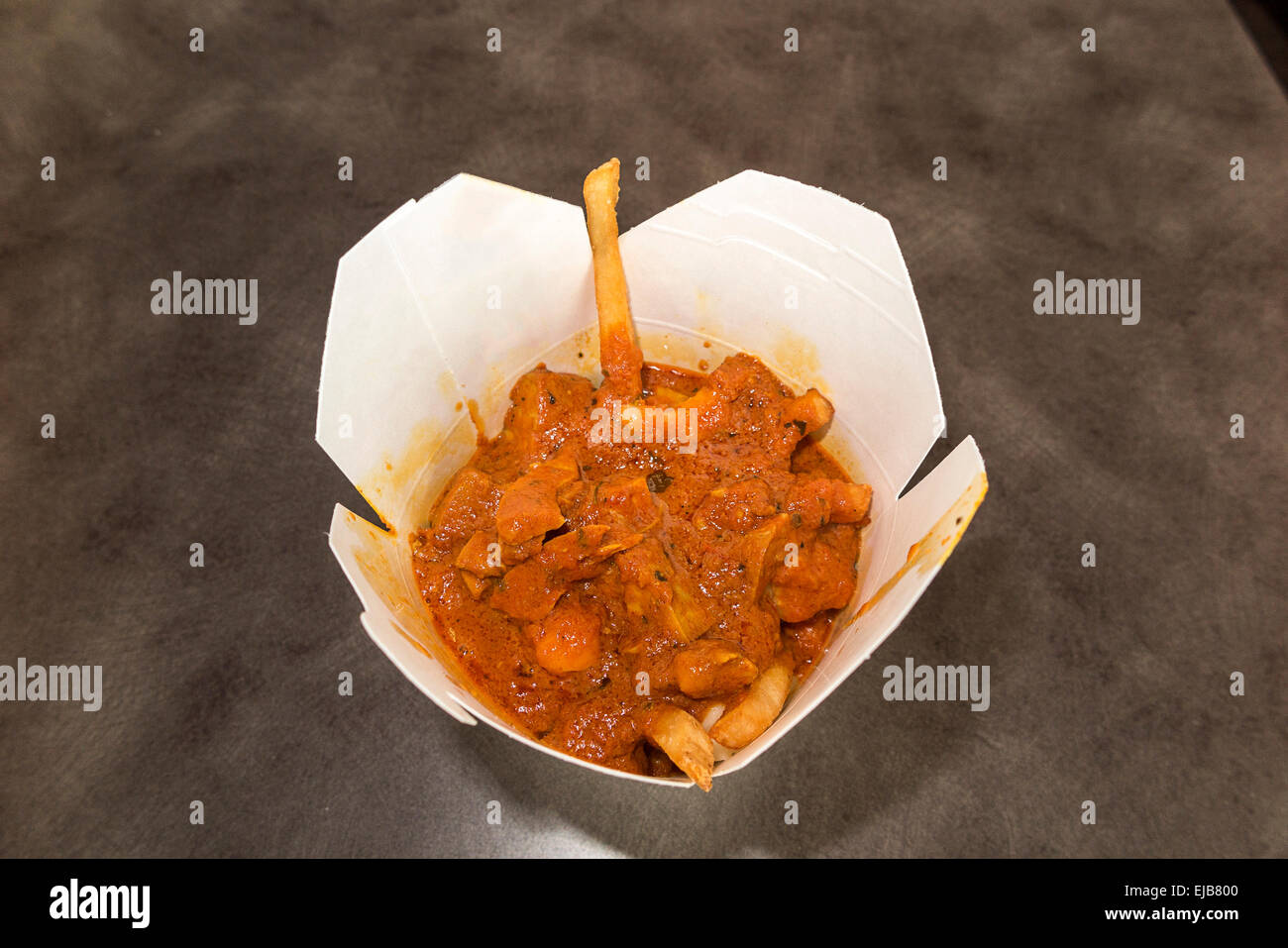 Chicken Curry Poutine, eine Lieblings-Ski-Essen Stockfoto