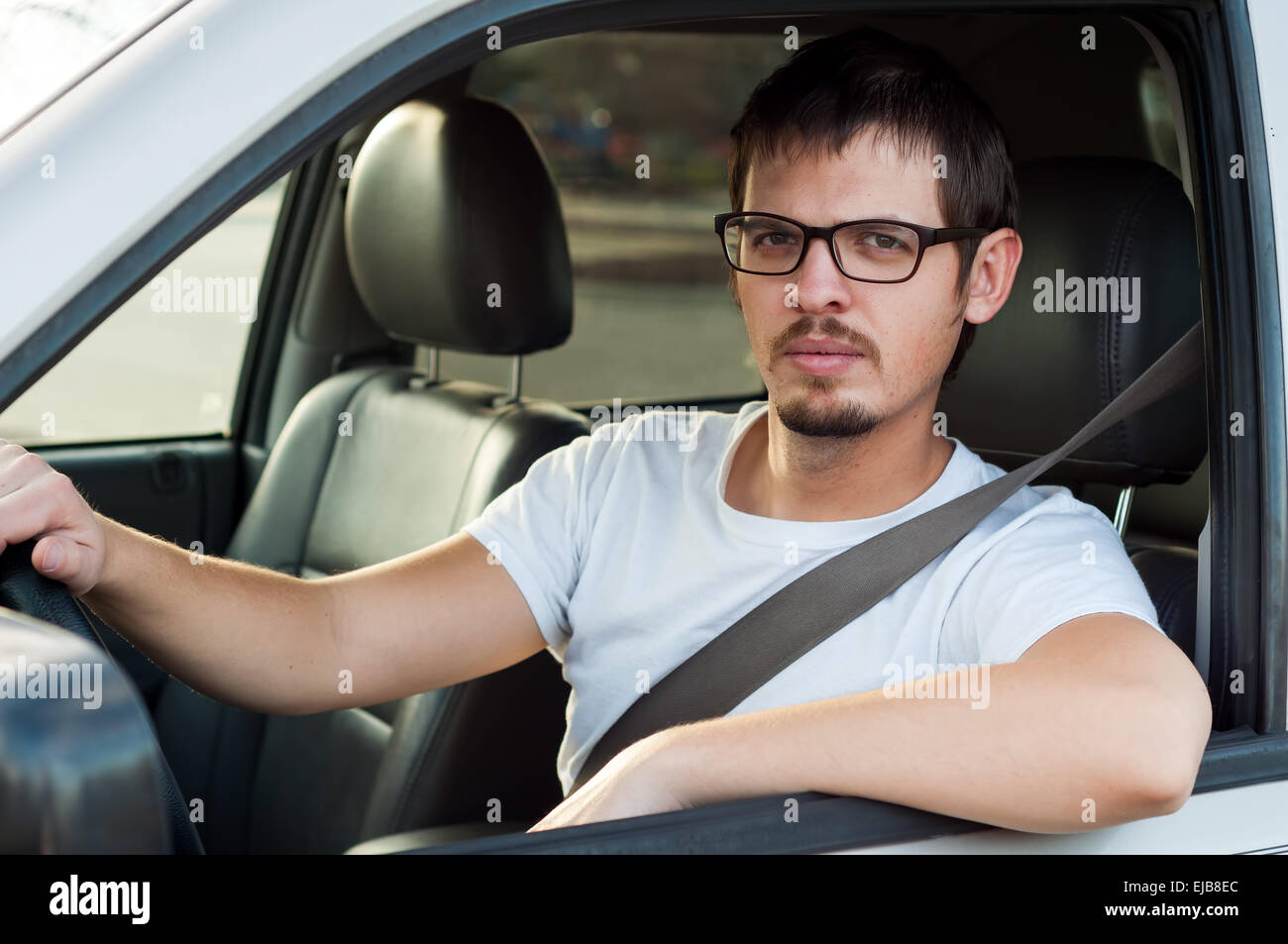 Männlichen kaukasischen schwere Fahrer in einem Auto Stockfoto