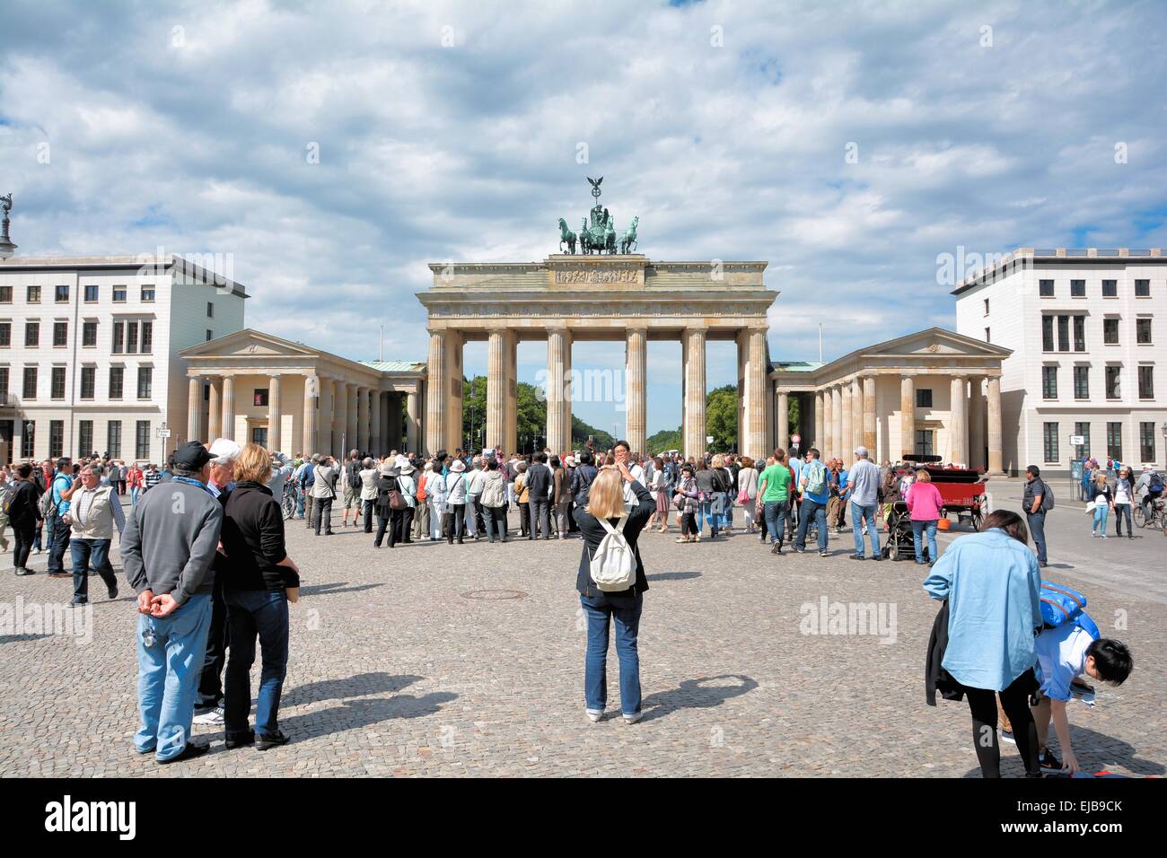 Touristen vor dem Brandenburger Tor in Berlin Stockfoto