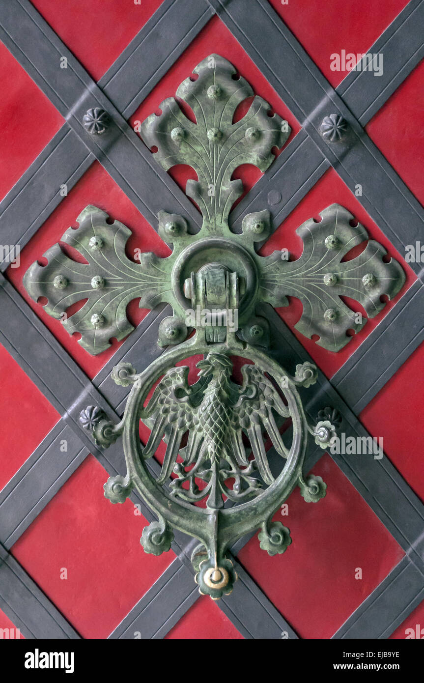 Burg-Türklopfer. Stockfoto