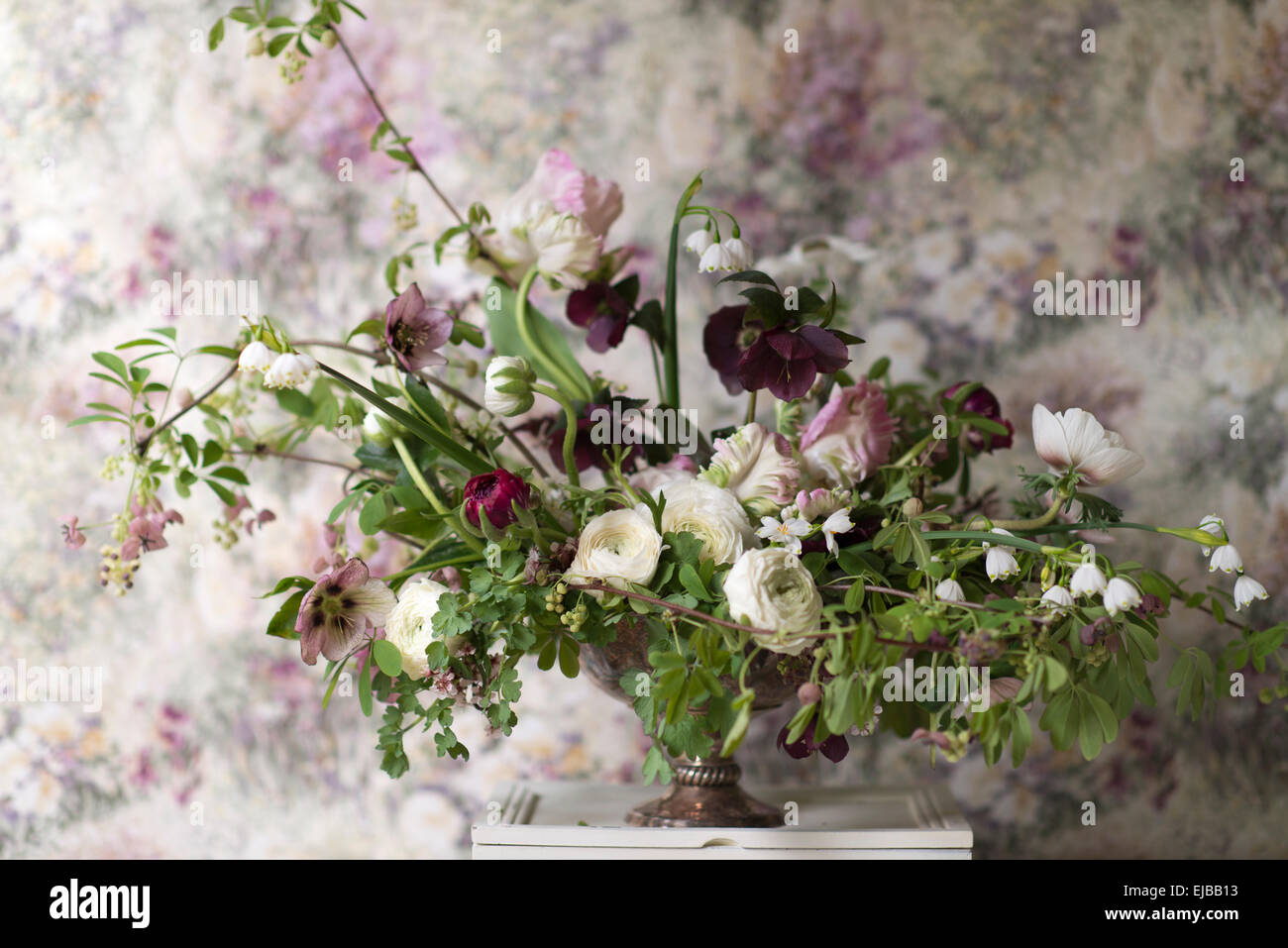 Frühlingsstrauß Papagei-Tulpen, Ranunkeln, Anemonen und Lucojum Stockfoto
