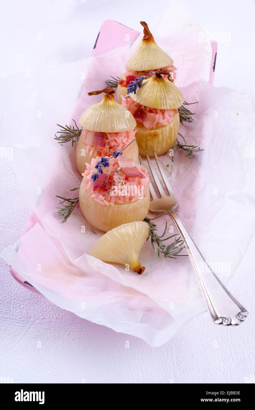 Gefüllte Zwiebeln mit rosa Reis Stockfoto