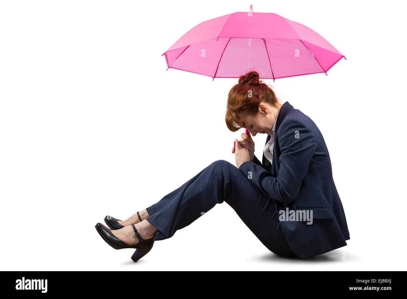 Geschäftsfrau hält rosa Regenschirm sitzen Stockfoto