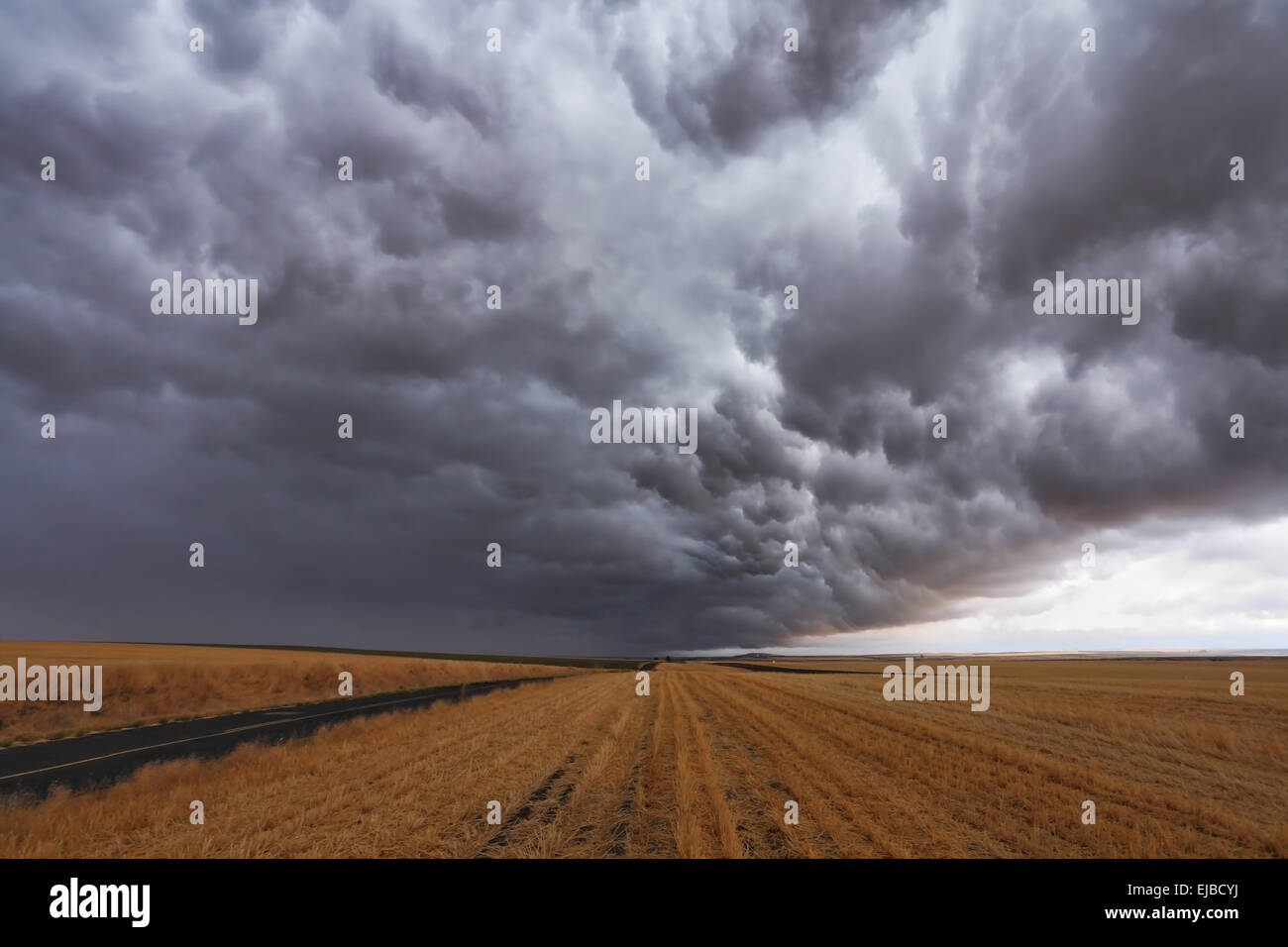 Schreckliche wirbelnden Gewitterwolke Stockfoto