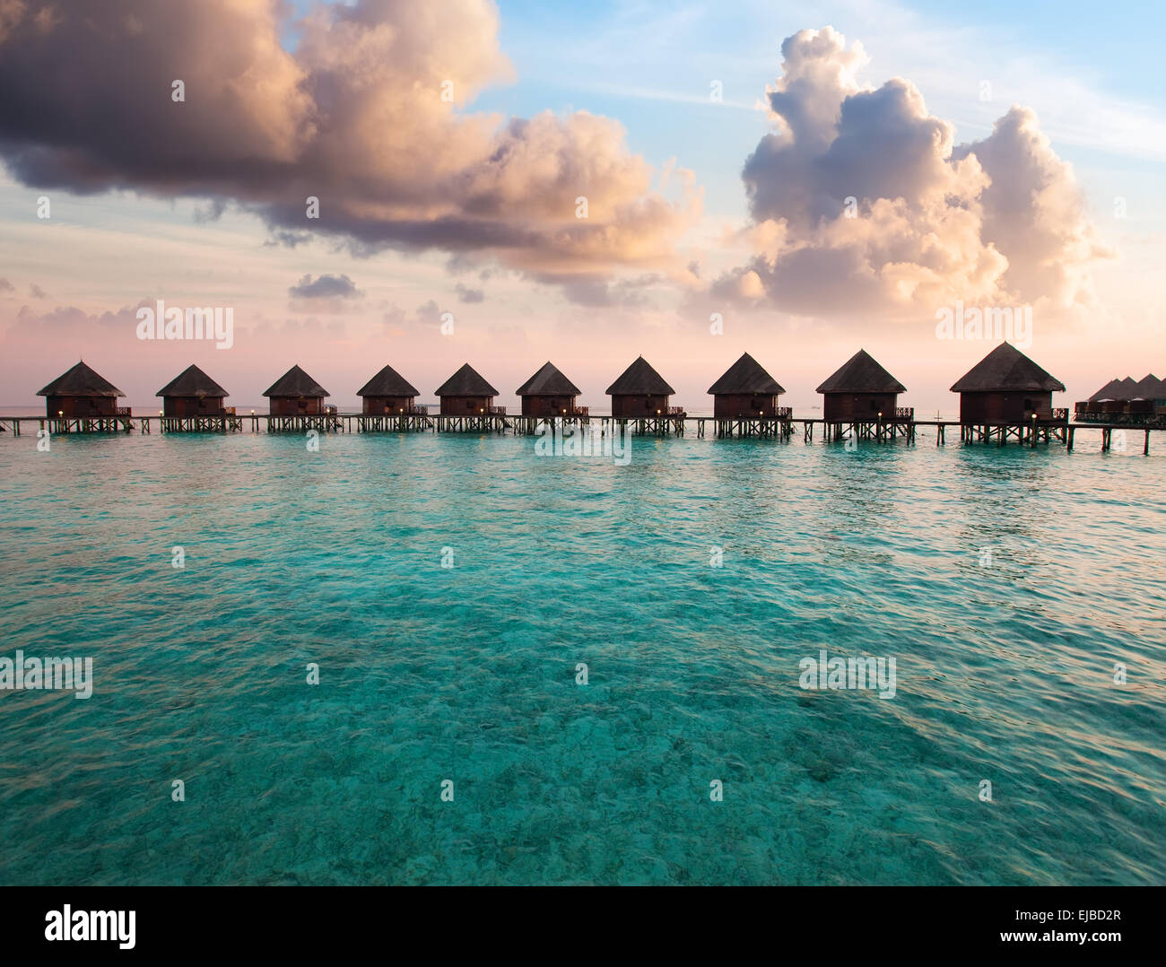 Malediven. Häuser auf Pfählen am Wasser Stockfoto