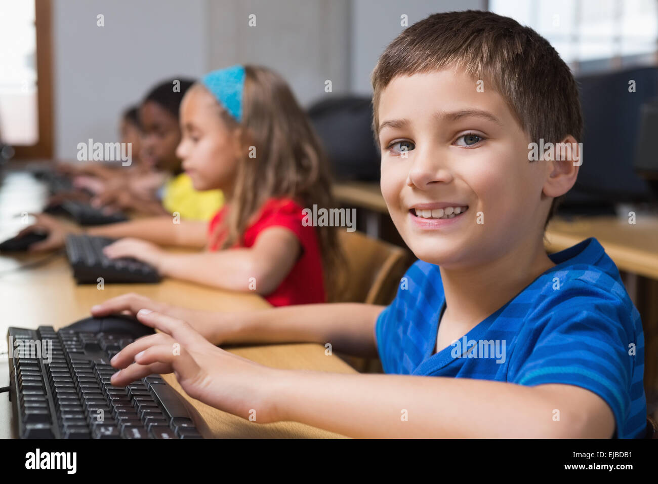 Nette Schüler im Informatikunterricht Stockfoto
