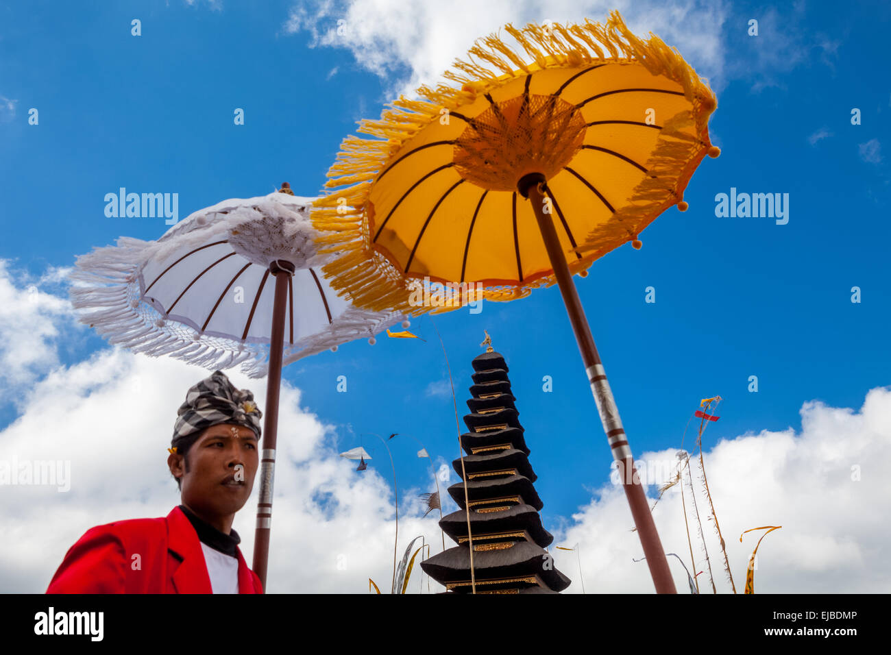 Porträt des Pecalang (traditionelle balinesische Sicherheitskräfte) im Ulun Danu Bratan Tempel, Bali, Indonesien. Stockfoto