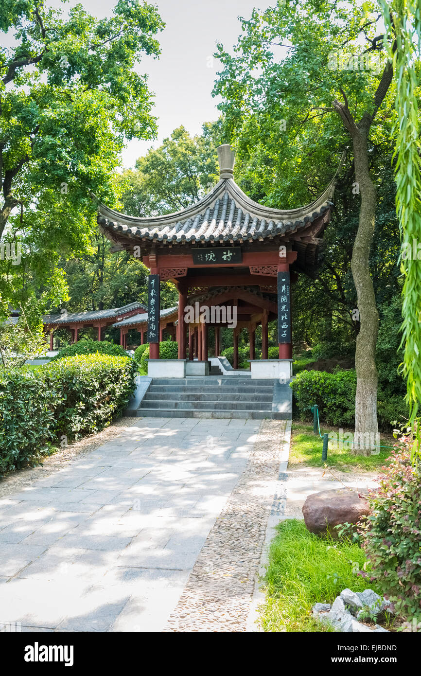 der Pavillon im traditionellen chinesischen Garten Stockfoto