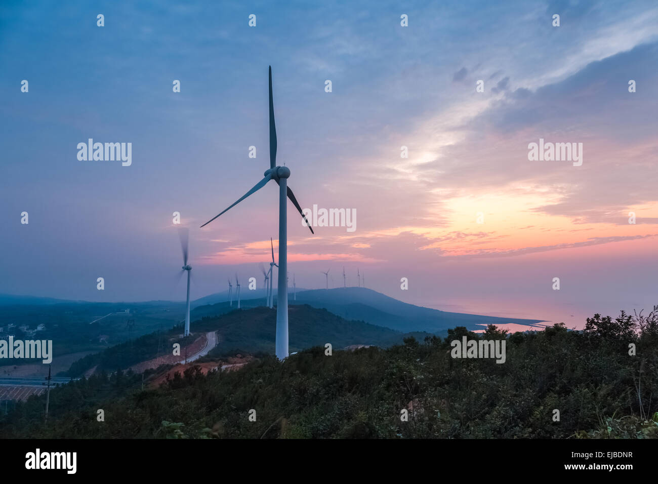 Windpark im Sonnenaufgang Stockfoto