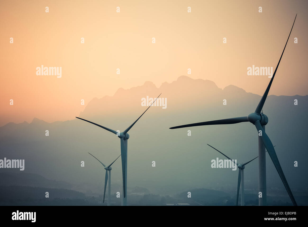 Wind Power Generation Turbine Closeup in der Abenddämmerung Stockfoto