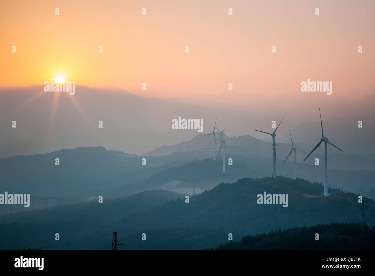 Windpark im Sonnenuntergang Stockfoto