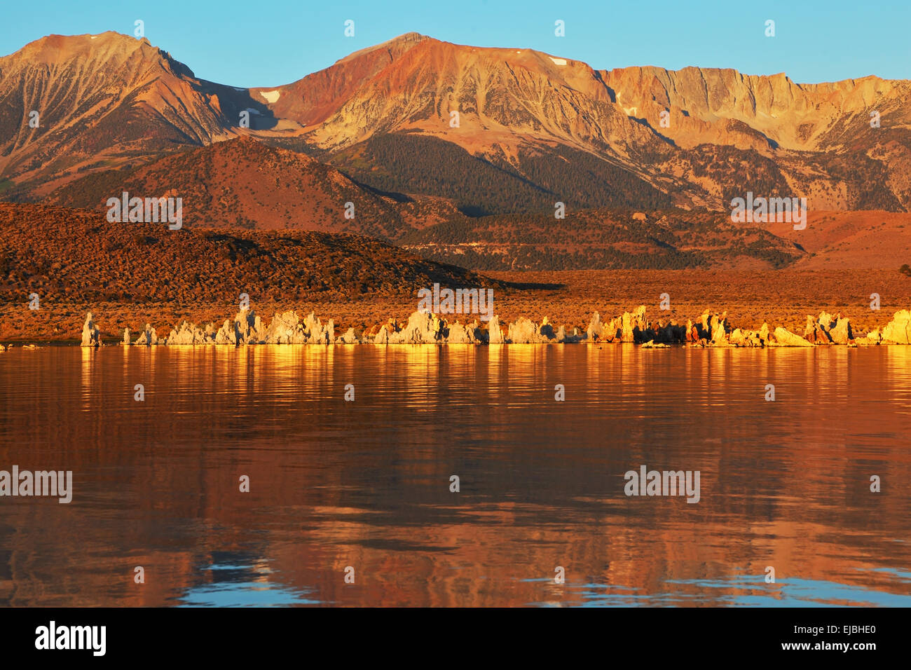 Lodernde orange Sonnenuntergang am Mono Lake Stockfoto