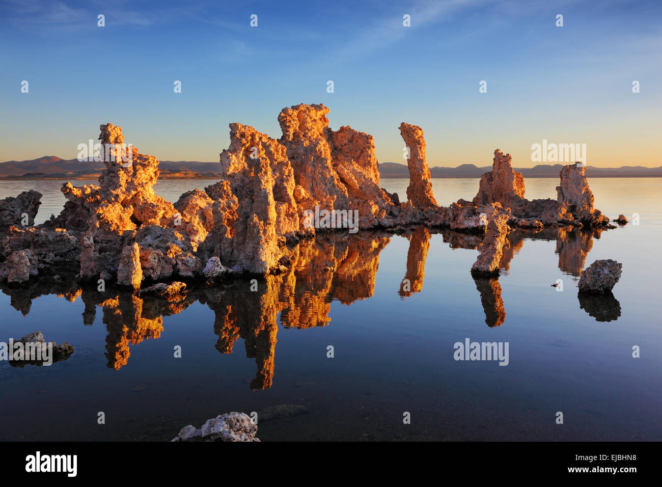 Orange Sonnenuntergang am Mono Lake Stockfoto