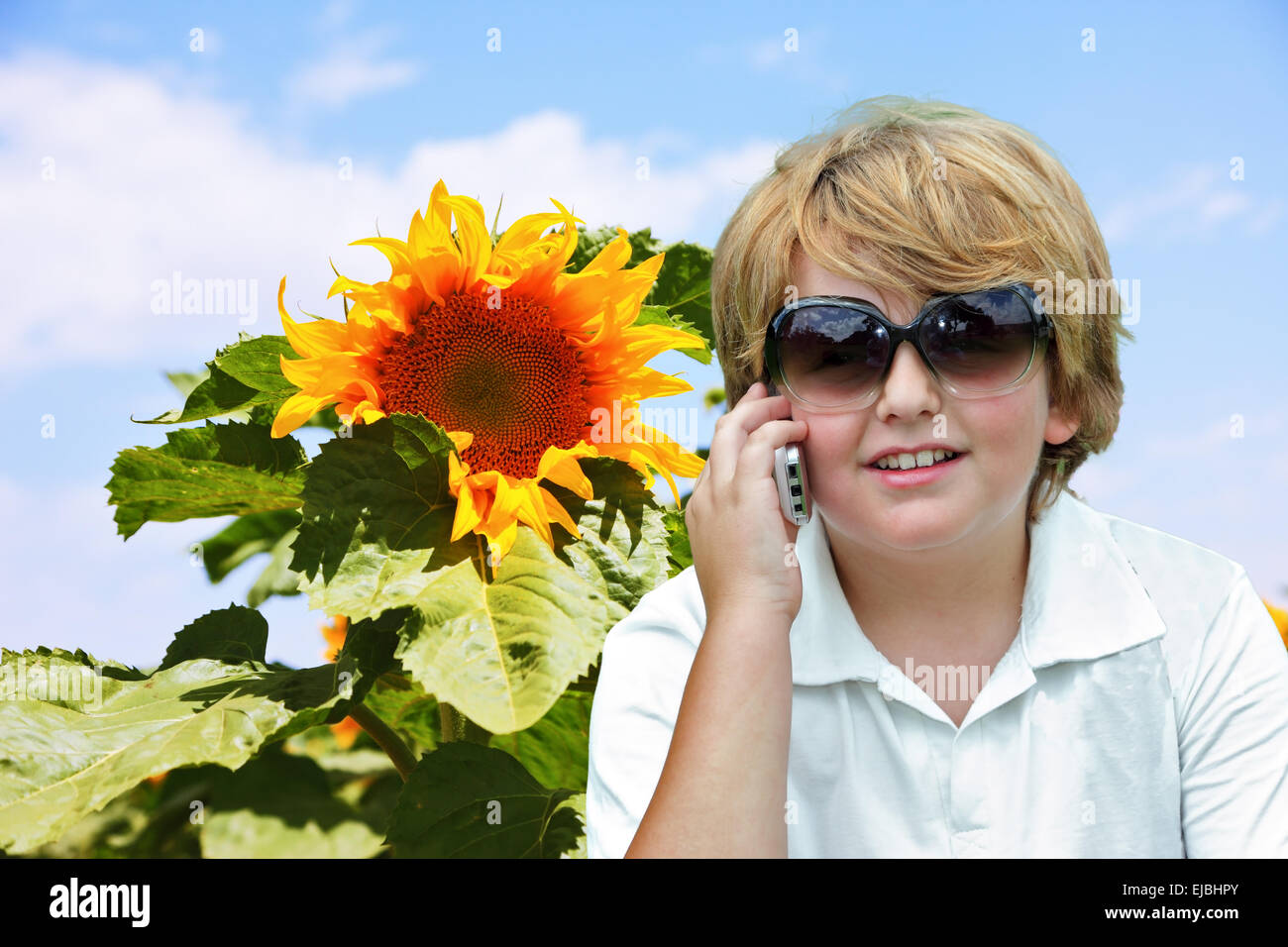 Schöne blonde junge reden über Handy Stockfoto