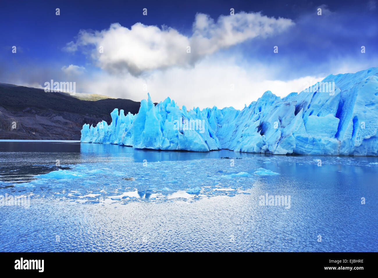 Grauen Gletscher bewegt sich das Wasser Stockfoto