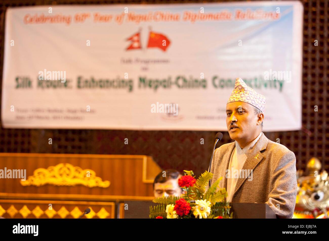 Kathmandu. 23. März 2015. Chefsekretärin von der nepalesischen Regierung Lila Mani Poudel hält eine Rede auf eine Talk-Programm auf der Seidenstraße: Verbesserung der Nepal-China Konnektivität anlässlich des 60. Jahrestages der Gründung der Nepal-China diplomatische Beziehungen in Kathmandu 23. März 2015. © Pratap Thapa/Xinhua/Alamy Live-Nachrichten Stockfoto