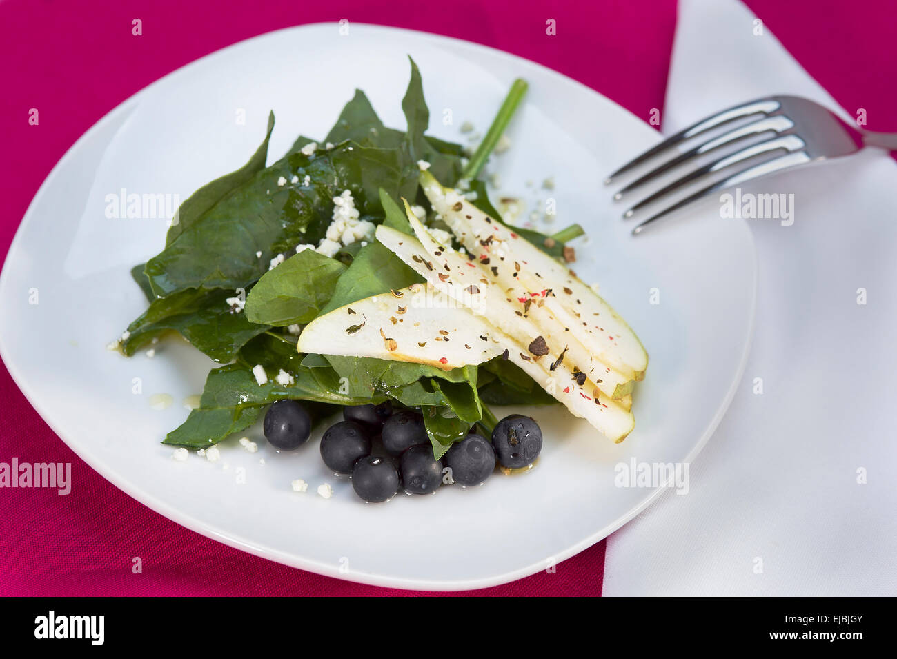 Salat mit Birne, Spinat und Heidelbeeren Stockfoto
