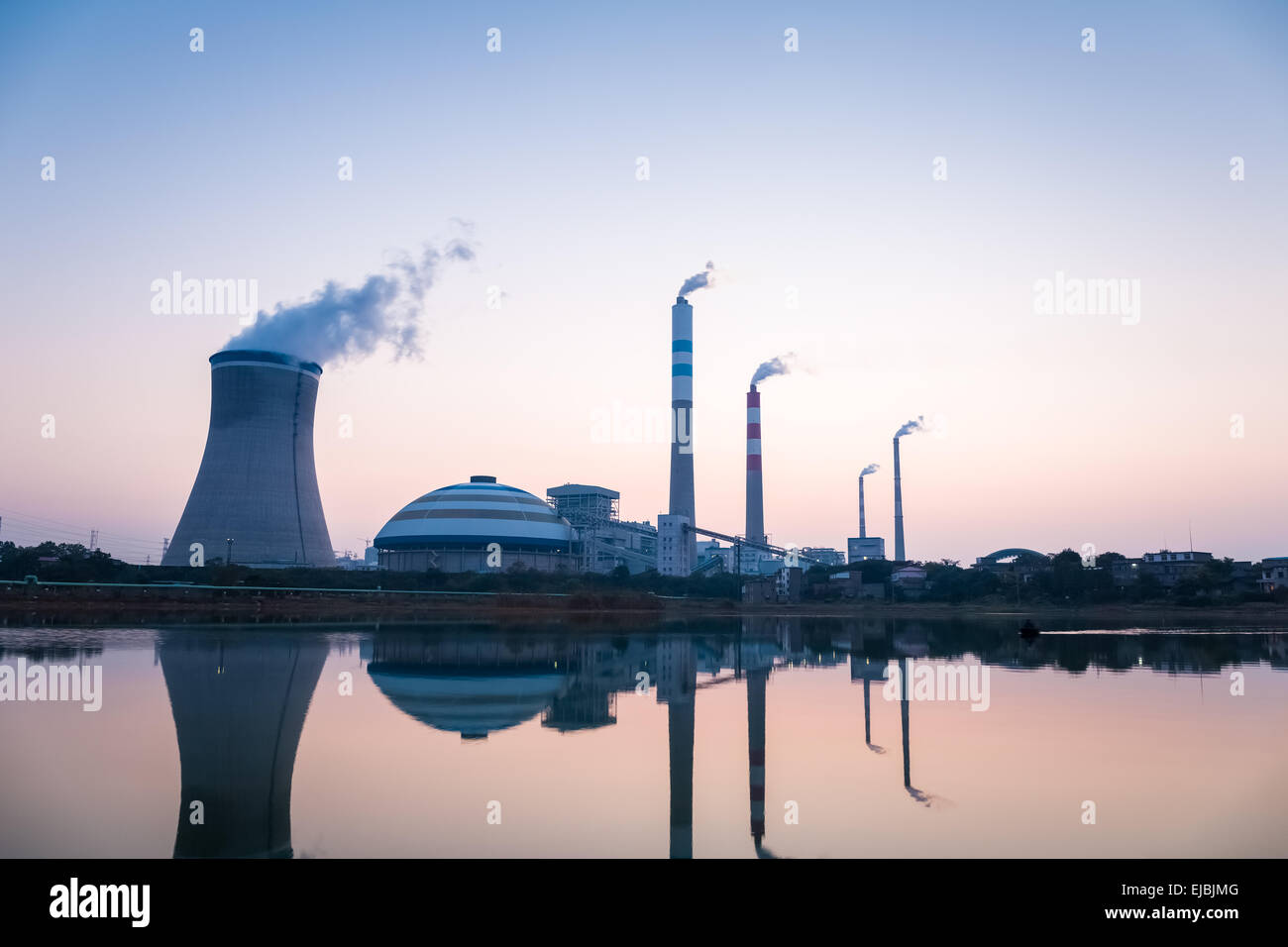 Kraftwerk in der Dämmerung Stockfoto