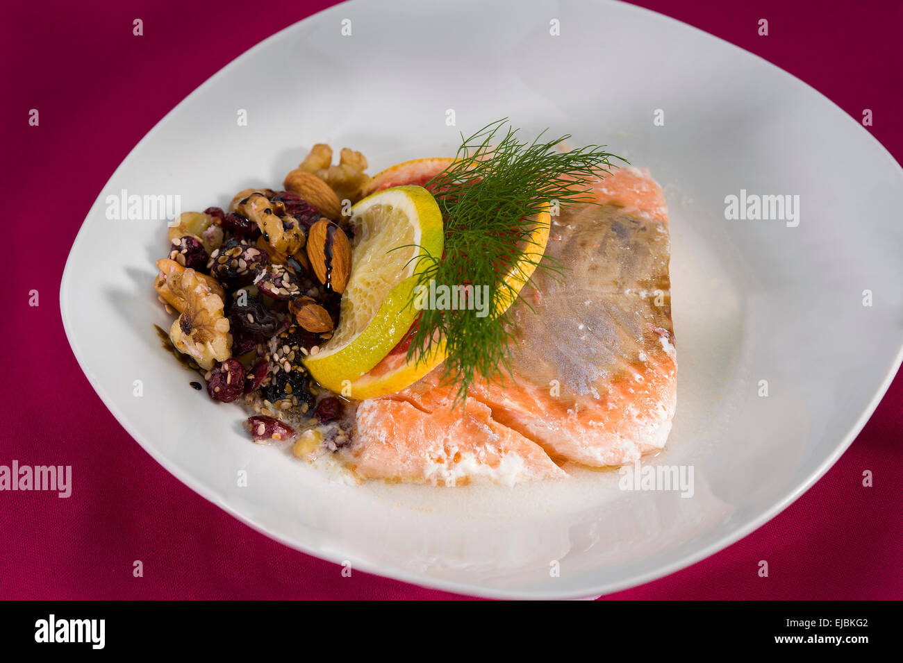 Lachs walnuss salat -Fotos und -Bildmaterial in hoher Auflösung – Alamy