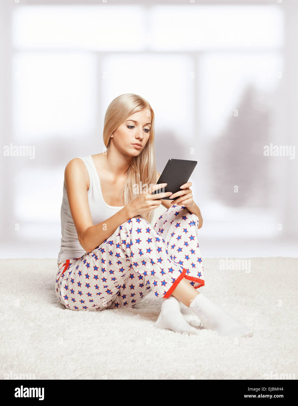 Blonde Frau mit e-book Stockfoto