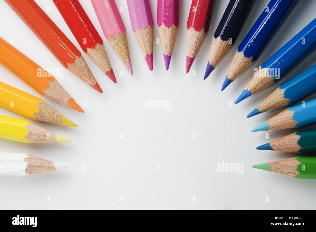 Halbkreis von Buntstiften auf Papier Stockfoto