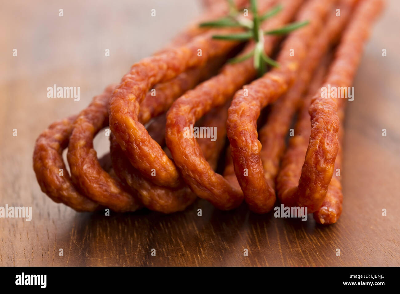 Kabanos - polnische lange, dünne Wurst aus Schweinefleisch gemacht Stockfoto