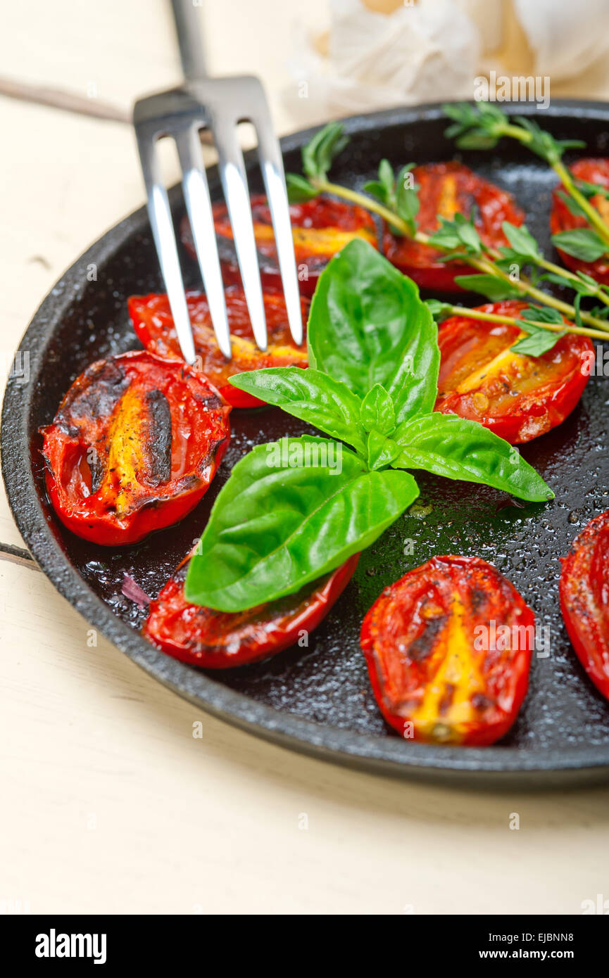 Gebackene Tomaten mit Basilikum und Thymian Stockfoto