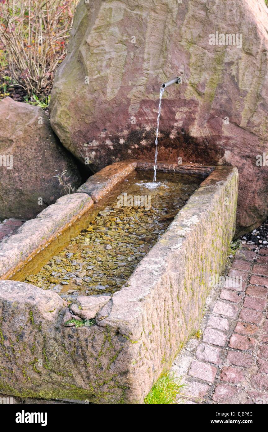 Wasser-Brunnen aus Sandstein gemacht Stockfoto