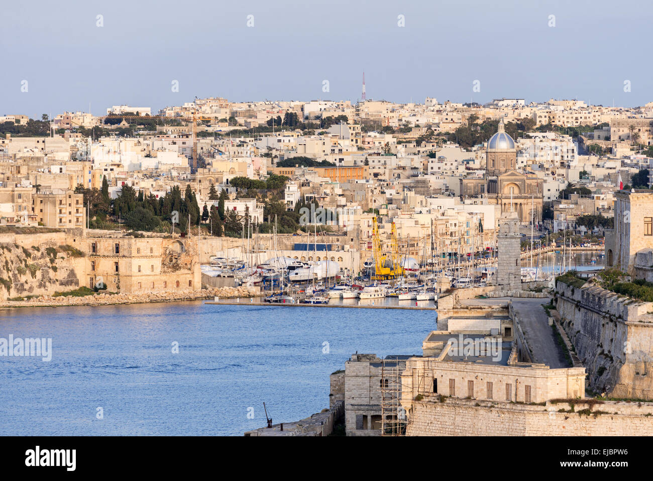 Skyline von Valletta und Hafen am goldenen Stunden Stockfoto
