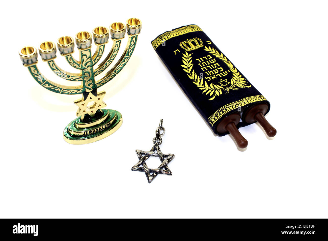 Tora-Rolle mit menorah Stockfoto