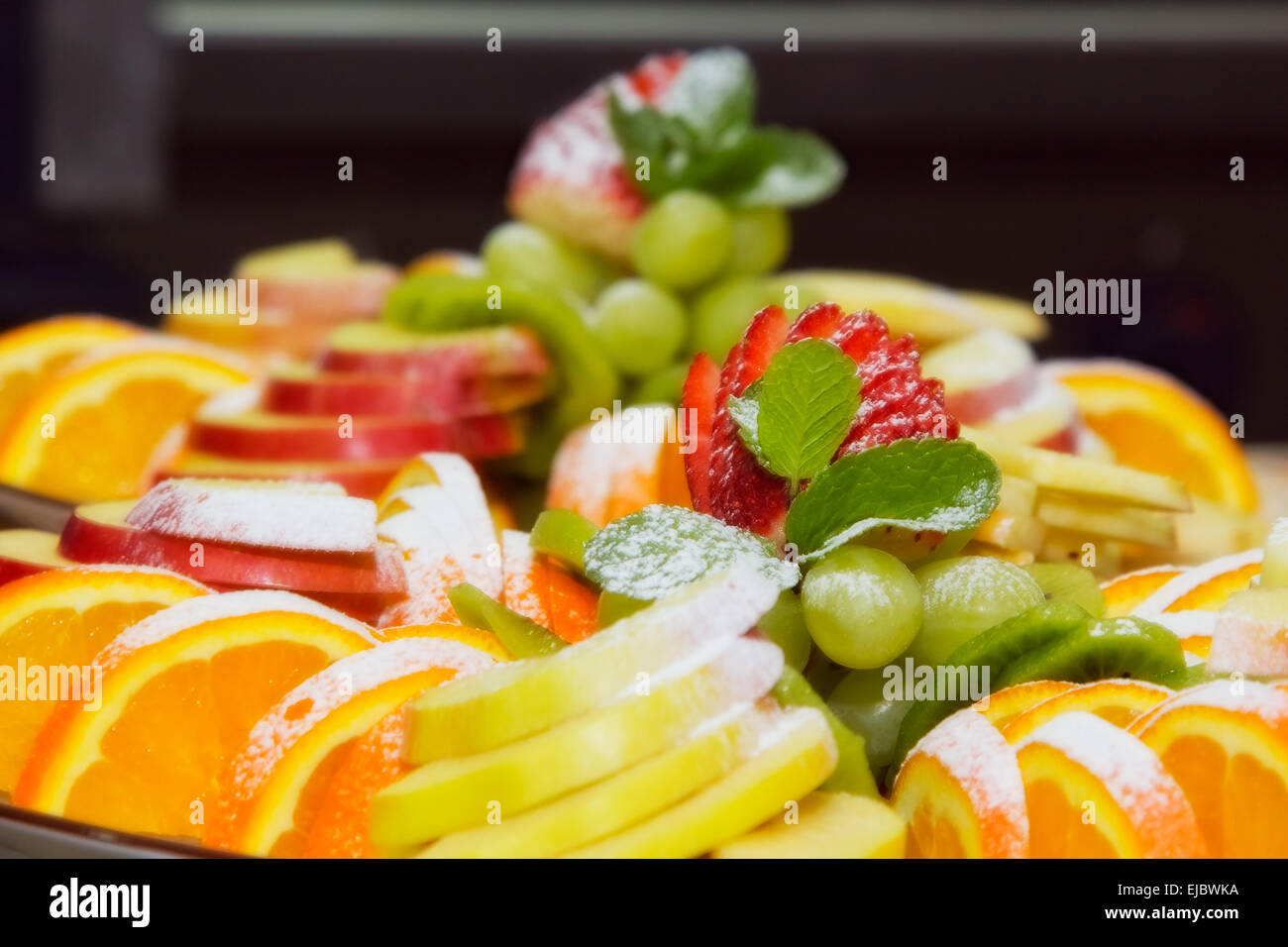 Schneiden von Früchten auf Platte. süße Speisen Stockfoto