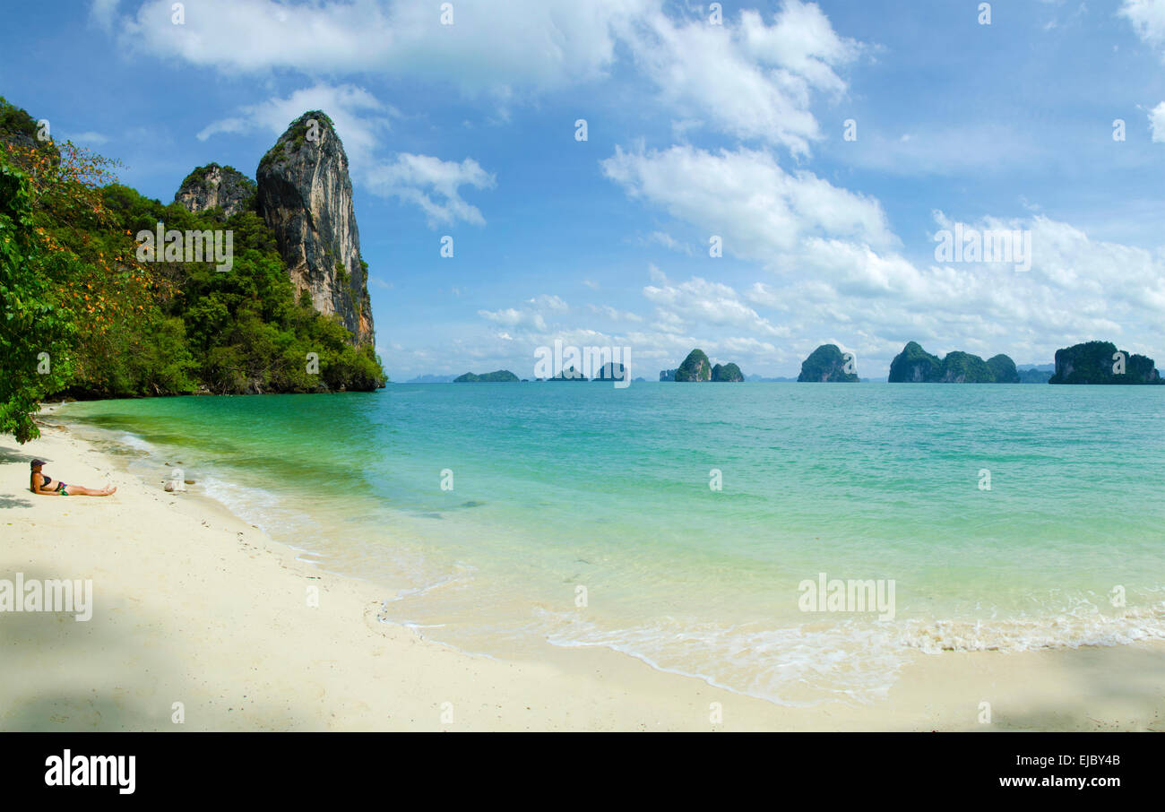 Menschenleeren Strand auf Koh Hong, Bucht von Phang Nga, Thailand Stockfoto