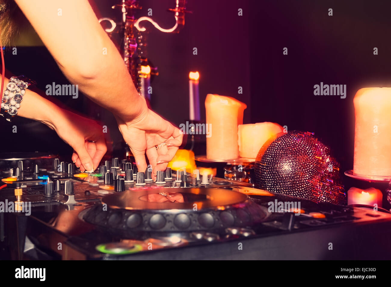 DJ die Hände auf der Fernbedienung. Nachtclub Stockfoto
