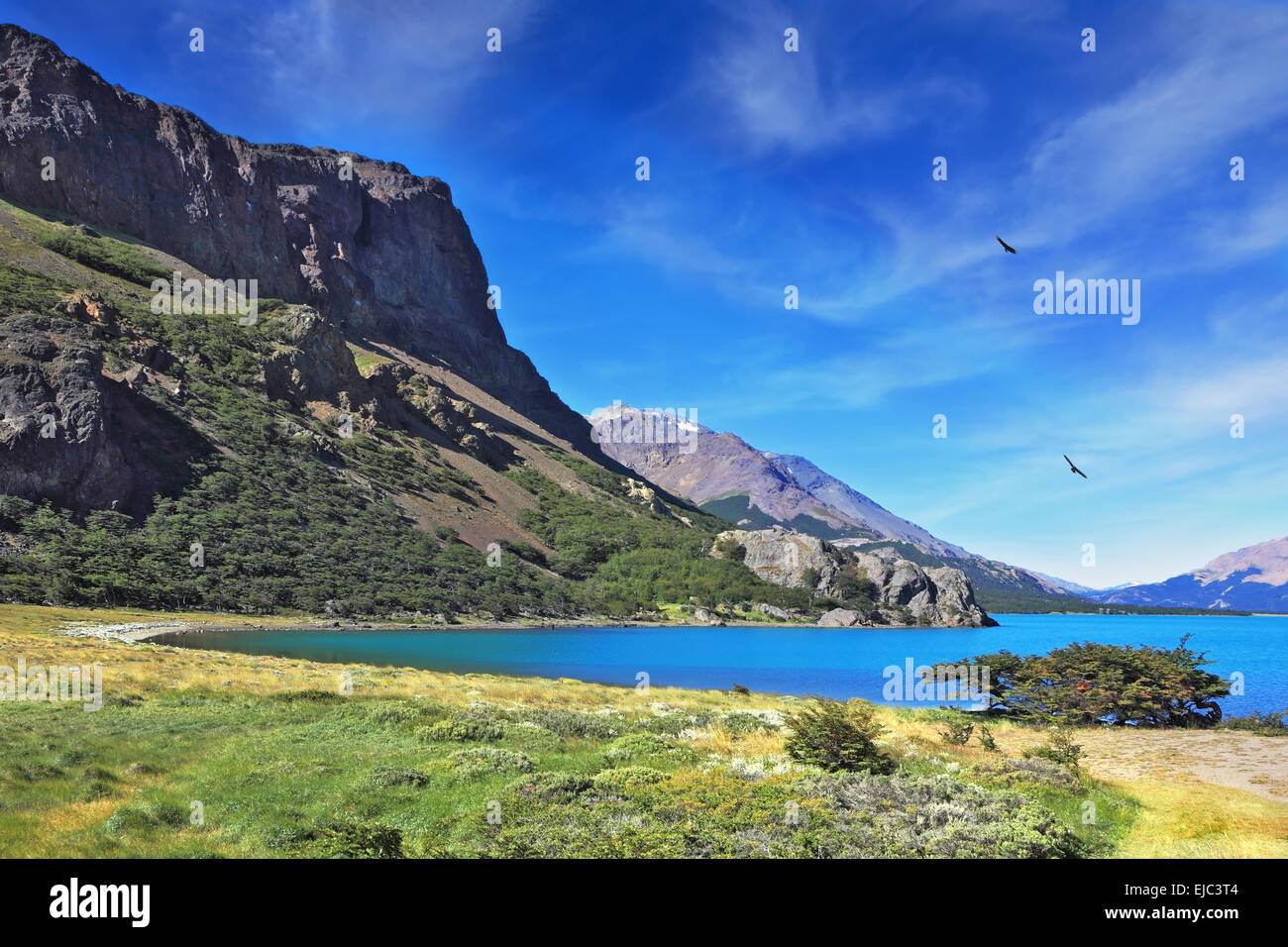 Bergsee mit blauem Wasser Stockfoto