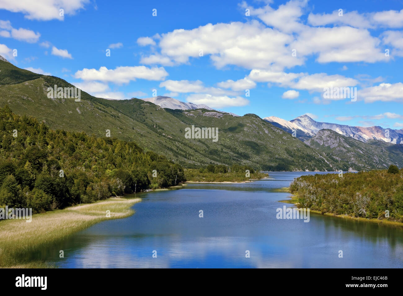 Wolken spiegeln sich in dem glatten Wasser Stockfoto