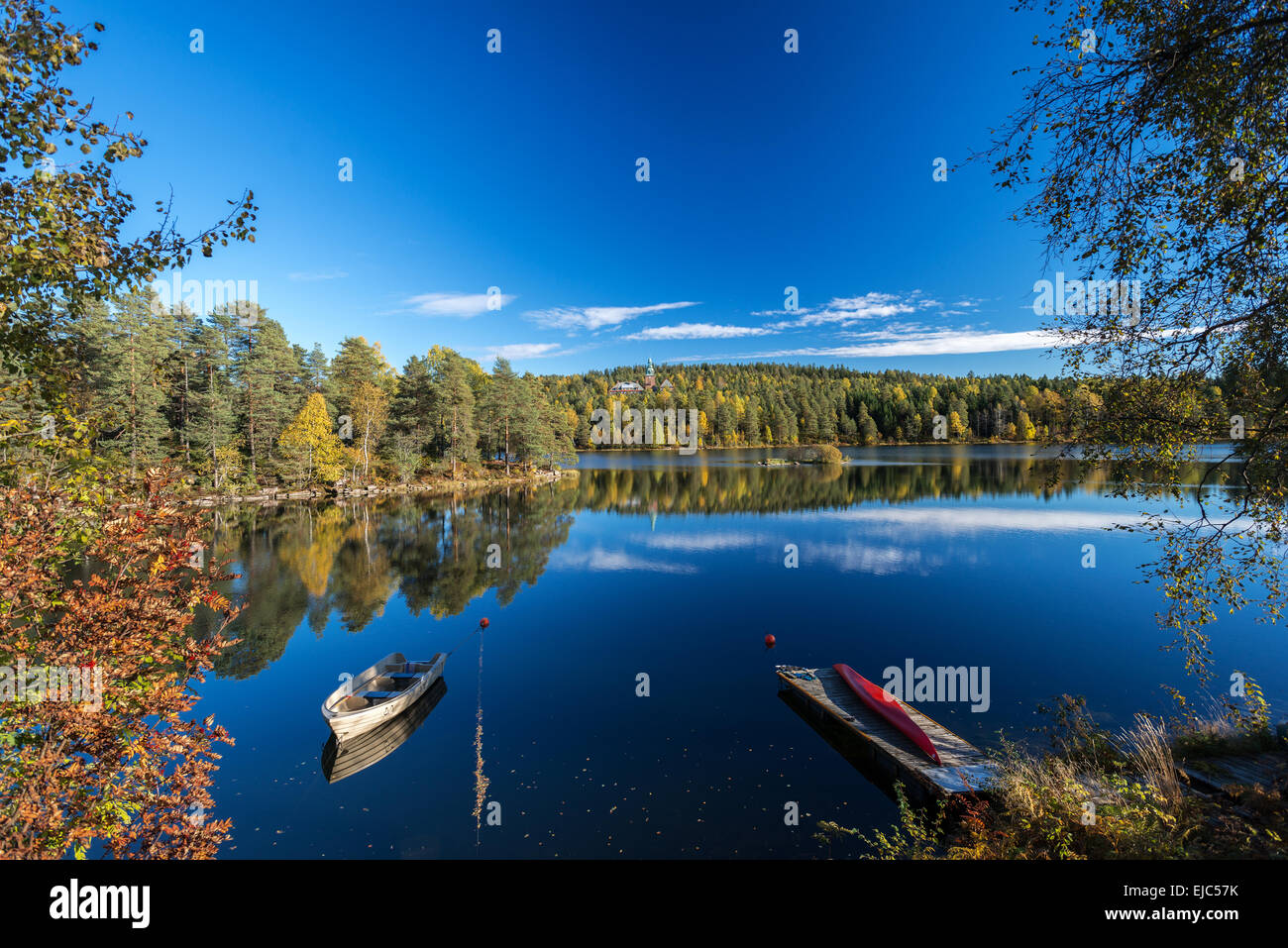 Herbst Seen in Norwegen Boot und Kajak Stockfoto